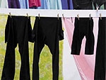 Detersivi per capi scuri: gentili con i colori, ma anche con le macchie